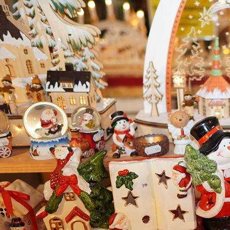 2 Lichterbögen, 3Schneekugeln, 2 Teelichthalter, 3 Windlichter mit weihnachtlichen Motiven wie Schneemann und Weihnachtsmann