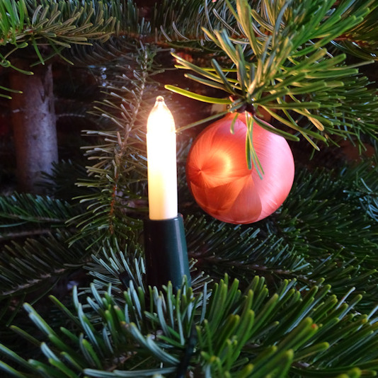 Weihnachtsbaum mit Lichterkette und einer Glasbaumkugel