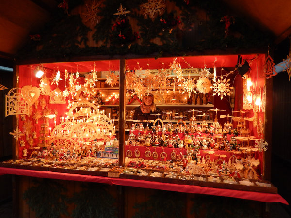 Weihnachtsmarktstand mit Lichterbögen, Räuchermännchen, Nussknackern, Pyramiden, Span-und Strohsterne
