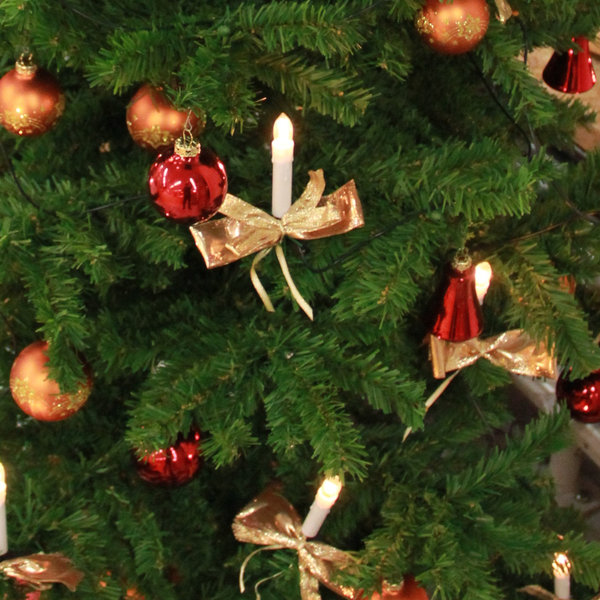 Weihnachtsbaum mit Lichterkette, goldenen Schleifen, weinroten und kupferfarbenen Glaskugeln als Glasbaumschmuck aus Thüringen