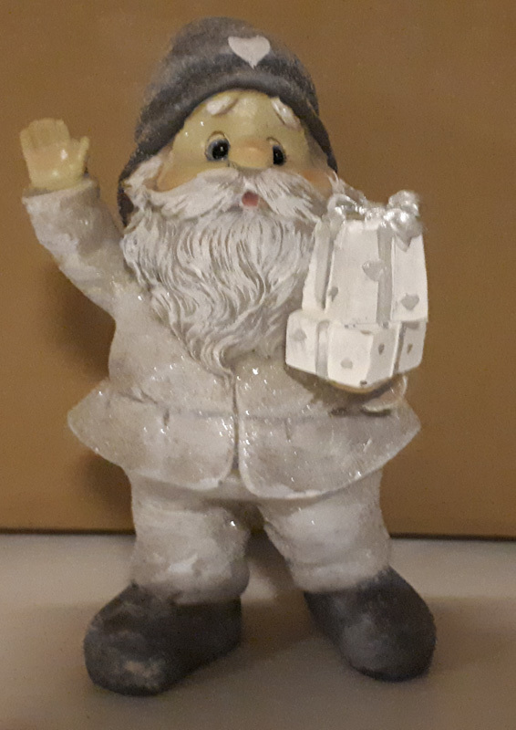 Weihnachtsmann Figur mit Geschenken Silbergrau 19,5cm Wichtel Zwerg