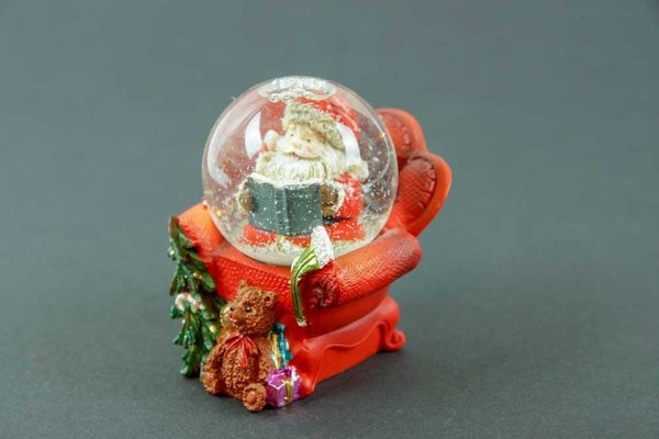 Schneekugel Weihnachtsmann  im Sessel Ø 4,5cm 2 Farben